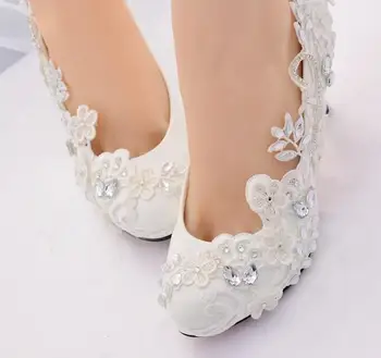 Белые свадебные туфли Невесты, женские туфли на высоком каблуке, женские цветные кружевные туфли со стразами и жемчугом, туфли принцессы для бальных вечеринок, большие размеры