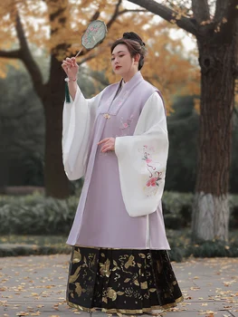 Женщины в одежде большого размера в стиле Хань весом 200 кг, из-за чего сестра Мин зимой стала толстой, выглядят тоньше брони